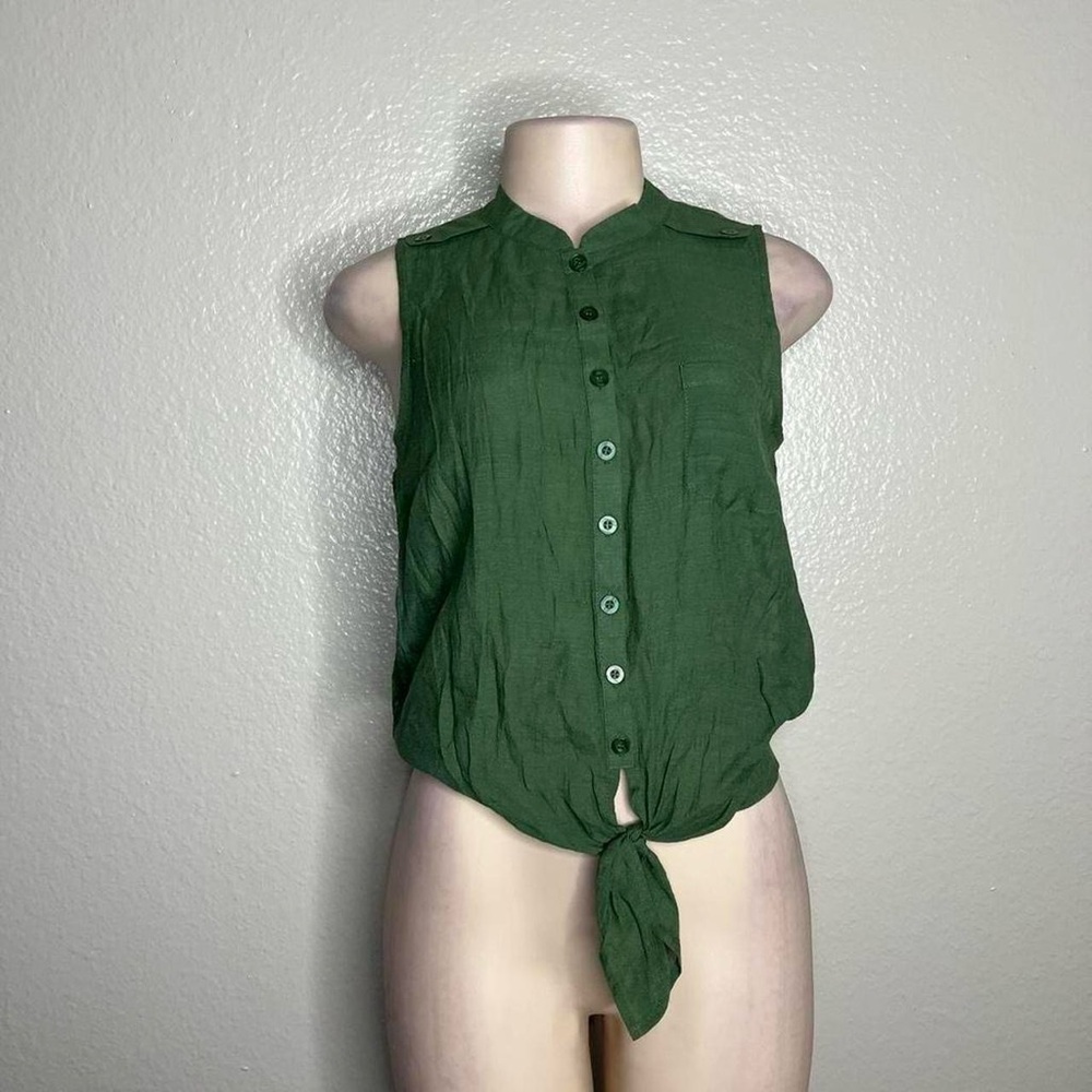 Sleeveless Green Button Up Women's Top with Lace Detail
